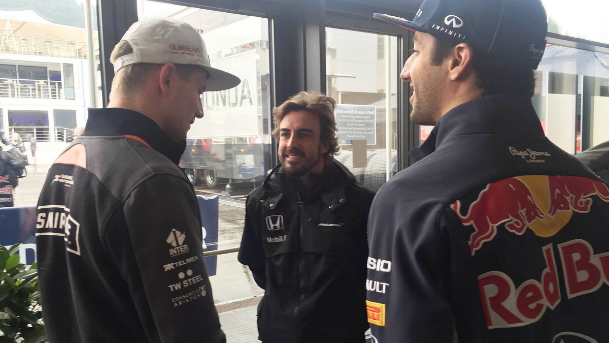 Fernando Alonso i Daniel Ricciardo, tuż przed konferencją prasową gratulują Nico Hulkenbergowi zwycięstwa w Le Mans, fot. www.facebook.com/cezarygutowskiofficial