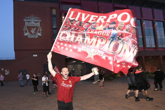 epa08509609 - BRITAIN SOCCER ENGLISH PREMIER LEAGUE (Liverpool fans ecstatic as Man City's loss versus Chelsea crowns them Premier League champions)