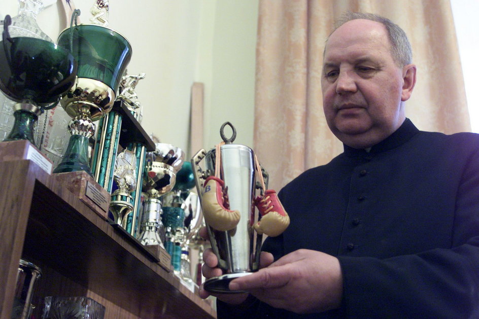 Ksiądz Mirosław Mikulski prezentuje sportowe trofea