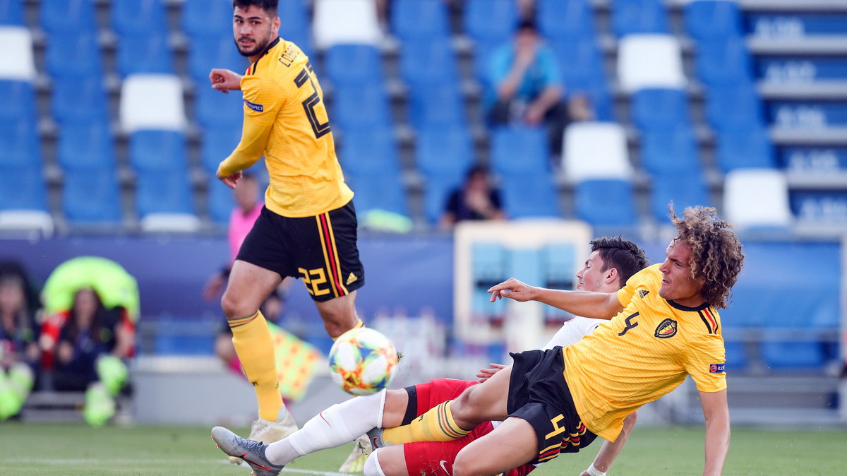 Dawid Kownacki (Polska U-21) i Wout Faes (Belgia U-21, nr 4) oraz Elias Cobbaut (Belgia U-21, nr 22)