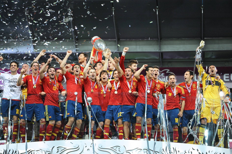 Hiszpanie - jak przed czterema laty - znów cieszyli się ze złota na mistrzostwach Europy. Ponownie trofeum wzniósł kapitan Iker Casillas.