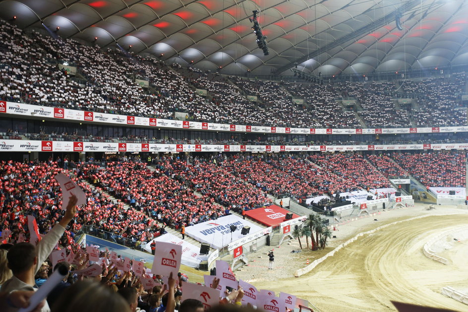 Płytę stadionu zdołano przemienić... w pustynię, podobną do tej, jaką znają uczestnicy Rajdu Dakar.