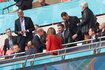 Książę William i księżna Kate witają się z Davidem Beckhamem