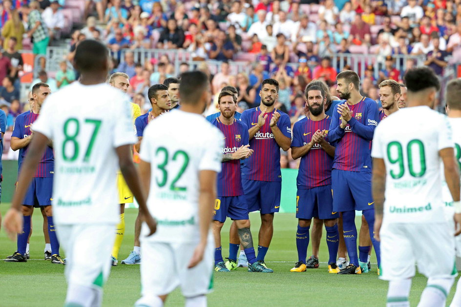 Piłkarze Barlcelony okaskują zawodników Chapecoense