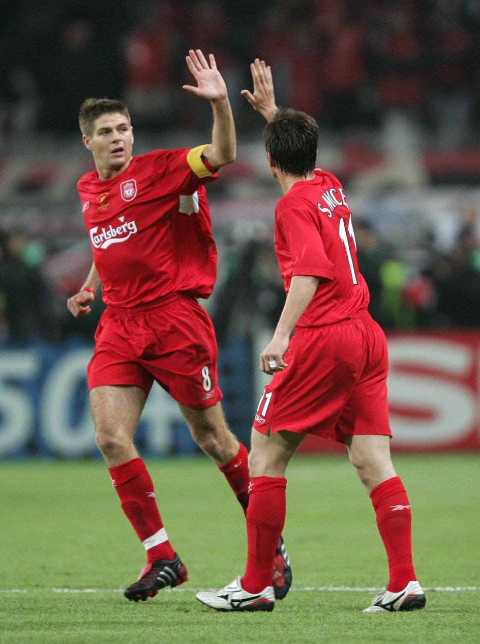 Steven Gerrard i Vladimir Šmicer świętujący bramkę przeciwko Milanowi (25 maja 2005)