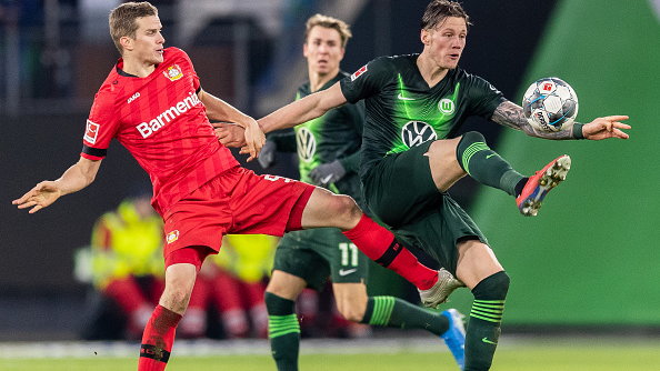 Sven Bender (Bayer) i Wout Weghorst (Wolfsburg)