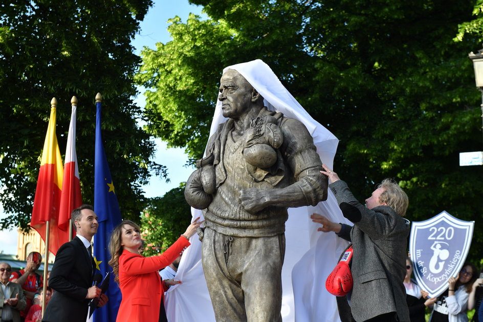 21 maja 2019 roku w warszawskim parku Mirowskim nieopodal Hali Gwardii odsłonięto pomnik słynnego trenera Feliksa „Papy” Stamma