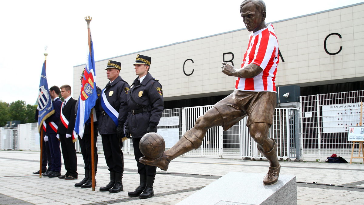 Pomnik Jozefa Kaluzy przed stadionem Cracovii zostal uroczyscie odsloniety