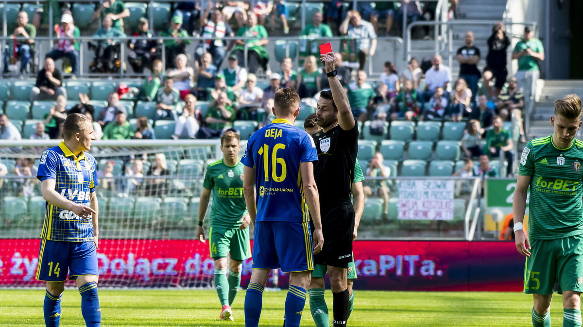 Śląsk - Arka Sędzia pokazuje czerwoną kartkę