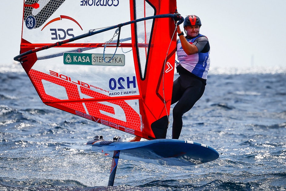 Paweł Tarnowski na desce windsurfingowej olimpijskiej klasy iQFoil
