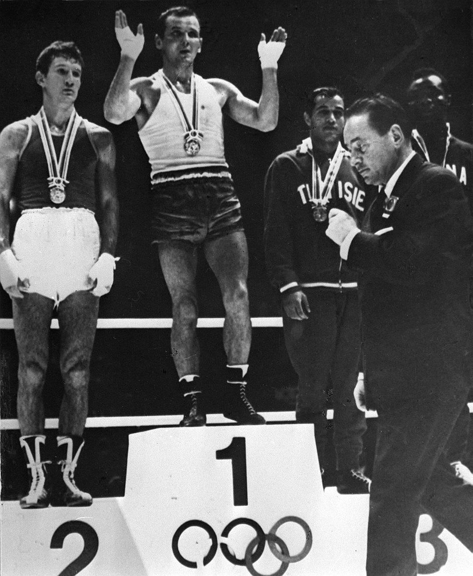 Jerzy Kulej na najwyższym stopniu podium. W Tokio zdobył pierwszy złoty medal olimpijski, powtórzył ten sukces cztery lata później w Meksyku. 