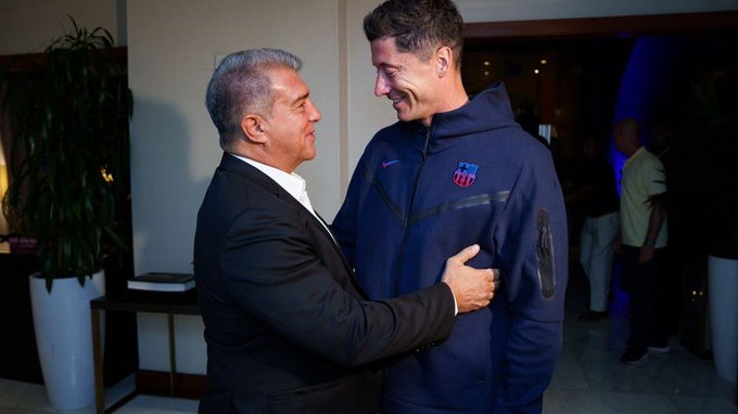 Joan Laporta (po lewej) i Robert Lewandowski (po prawej)