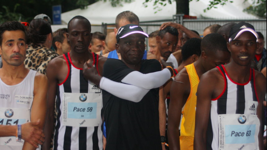 Eliud Kipchoge (czarna koszulka) był w ub. roku faworytem w Berlinie i nie zawiódł