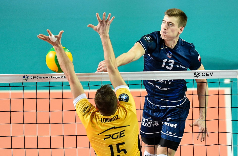 Grupa Azoty ZAKSA (atakuje Kamil Semeniuk) w tym sezonie czterokrotnie pokonała PGE Skrę. W pierwszym turnieju w Kędzierzynie-Koźlu było 3:0. 