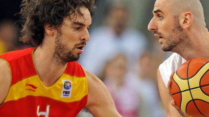 Pau Gasol (z lewej) i Marcin Gortat podczas meczu ME Hiszpania - Polska