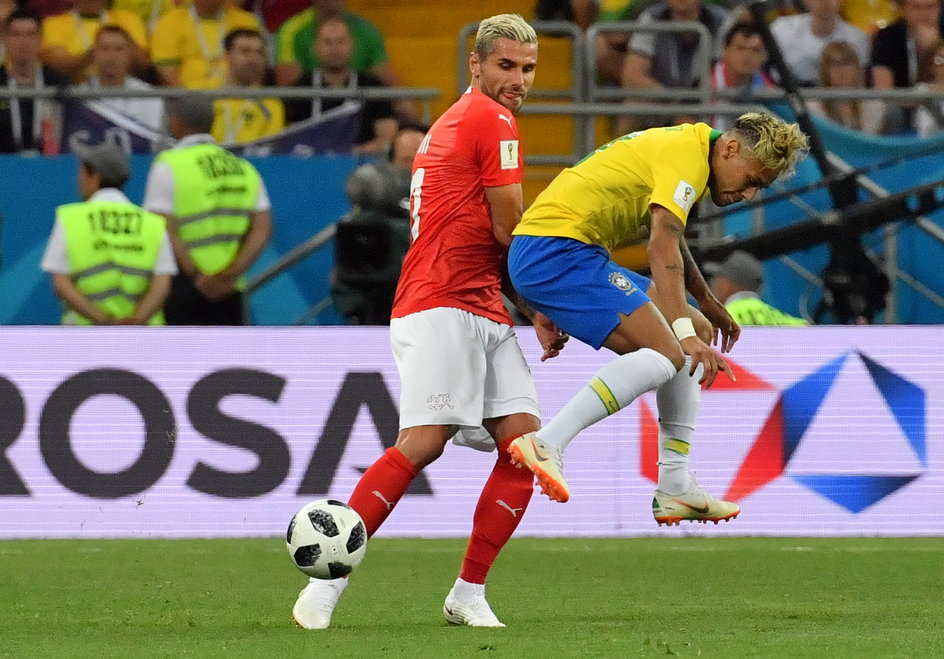 Valon Behrami i Neymar na mundialu w 2018 r. 