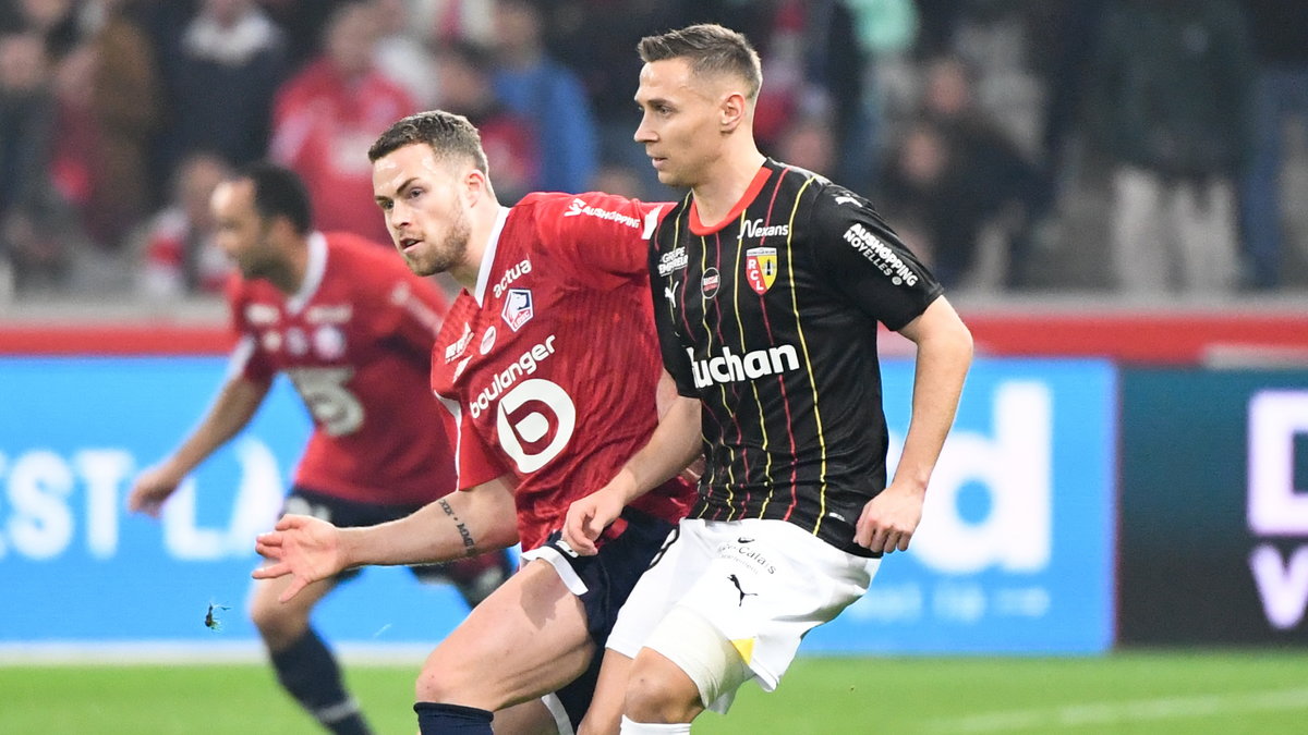 Przemysław Frankowski (w czarnej koszulce) w w walce z Gabrielem Gudmunssonem w piątkowym meczu francuskiej Ligue 1 Lille – Lens