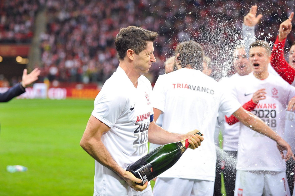 Robert Lewandowski oblewa kolegów szampanem po awansie na Euro 2020