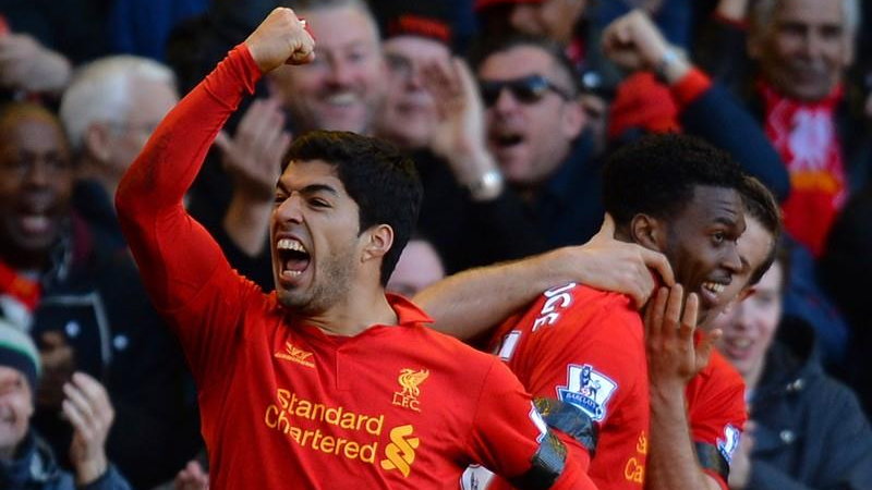 Luis Suarez cieszy się po strzeleniu gola w meczu Liverpool - Chelsea 