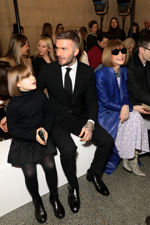 Harper Seven Beckham z tatą i redaktor naczelną amerykańskiego "Vogue'a" Anną Wintour w lutym 2019 r.