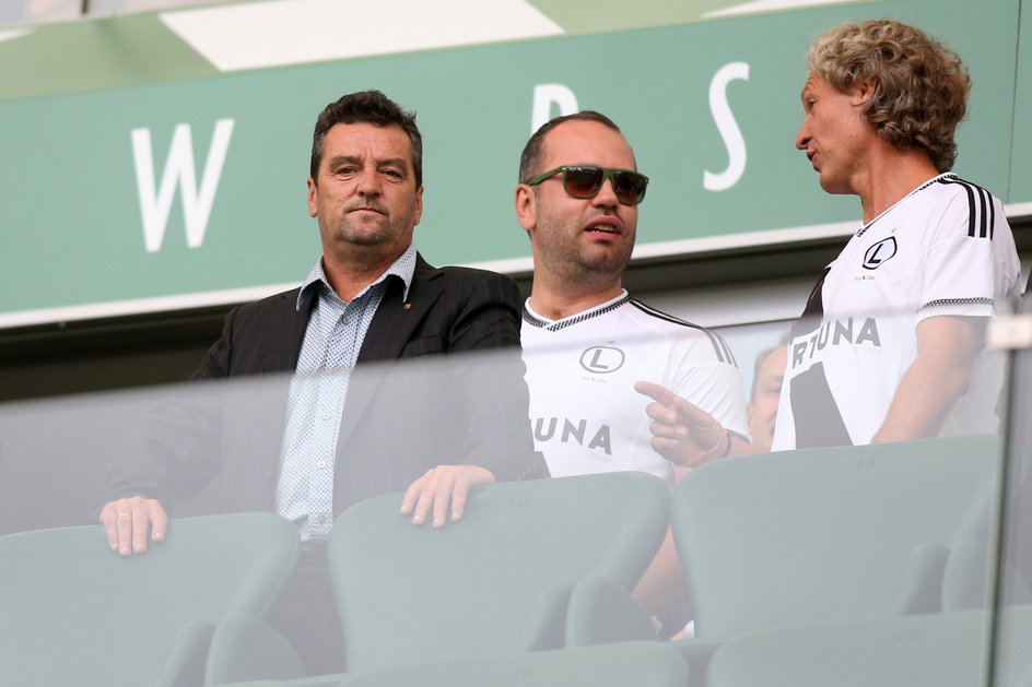 Od lewej: Leszek Pisz, Bogusław Leśnodorski i Dariusz Mioduski na trybunach stadionu Legii Warszawa
