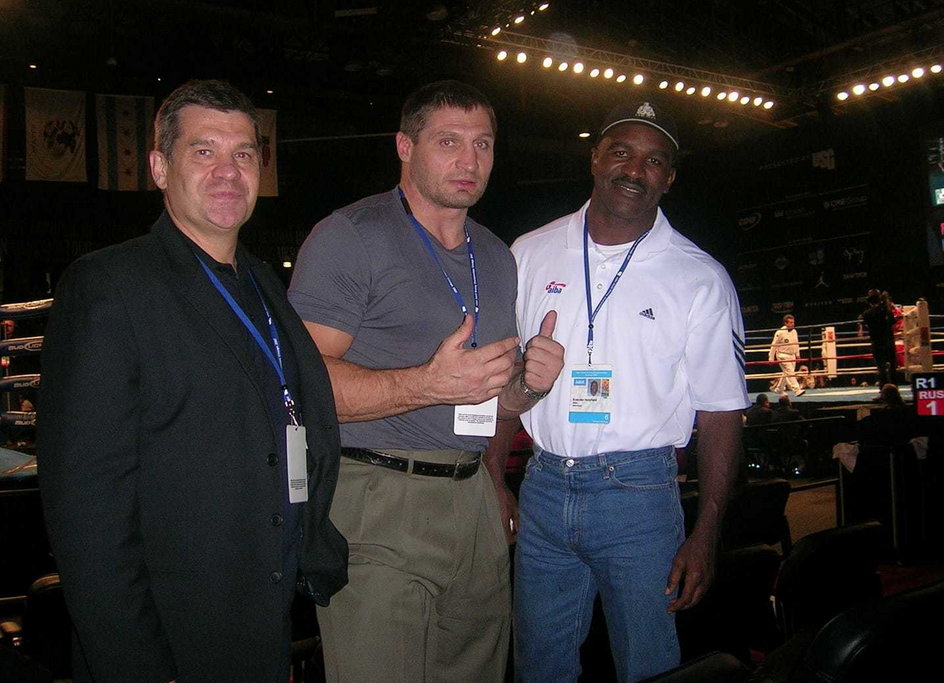 Adam Kusior i Andrzej Gołota spotkali się po latach podczas MŚ w Chicago (2007), gdy nasz rozmówca był prezesem PZB. Razem z nimi Evander Holyfield.