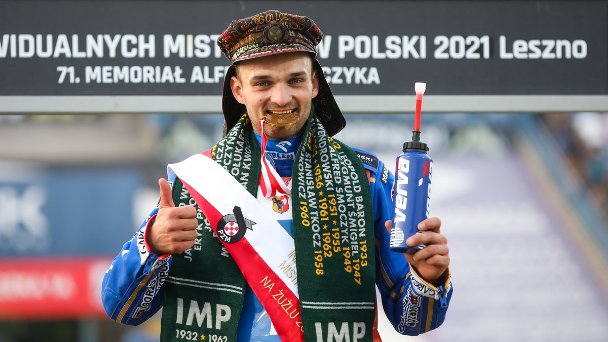 Bartosz Zmarzlik z czapką Kadyrowa po zwycięstwie w IMP 2021. W tym roku na podium jej już nie dostał.