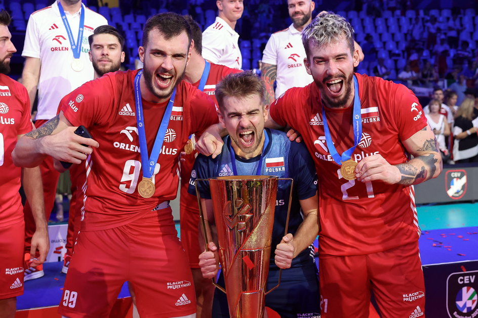 Od prawej: Norbert Huber, Jakub Popiwczak i Tomasz Fornal cieszą się ze zdobycia mistrzostwa Europy