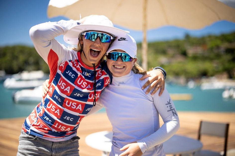 Julia Żmudzińska i Ewa Lewandowska cieszą podczas Młodzieżowych Mistrzostw Świata World Sailing w Brazylii