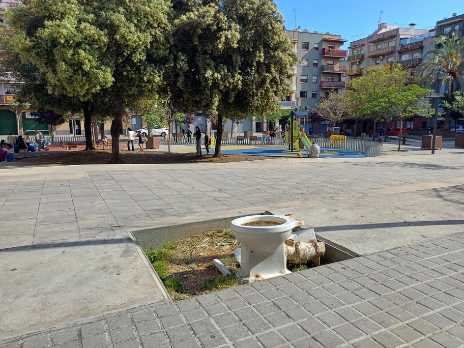 Yamal'ın büyüdüğü Plaça Joan XXIII'teki terk edilmiş tuvalet