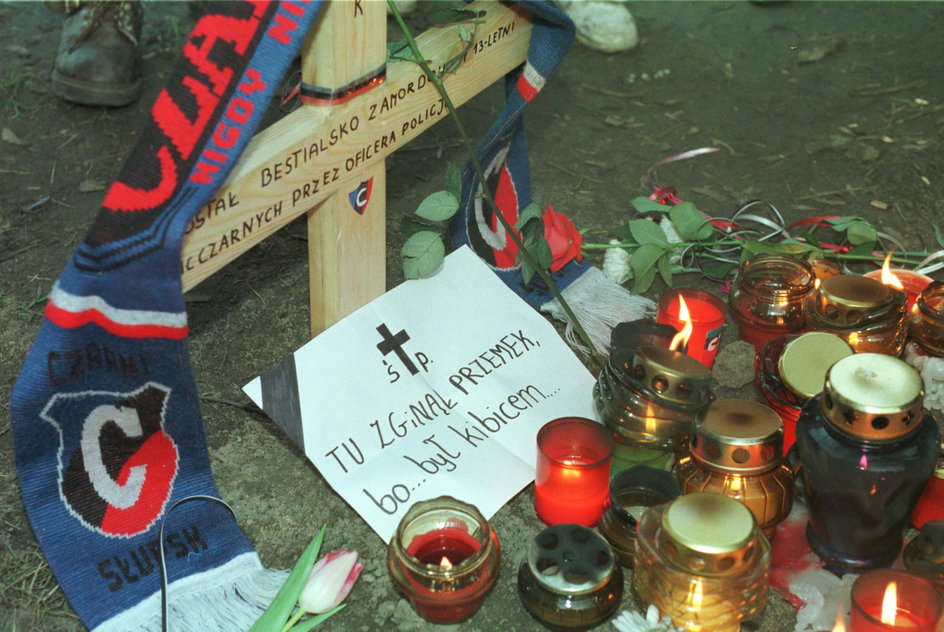 Krótko po śmierci Przemka Czai pojawił się symboliczny krzyż z napisem. "Przemek. Tu został bestialsko zamordowany 13-letni kibic Czarnych przez oficera policji"