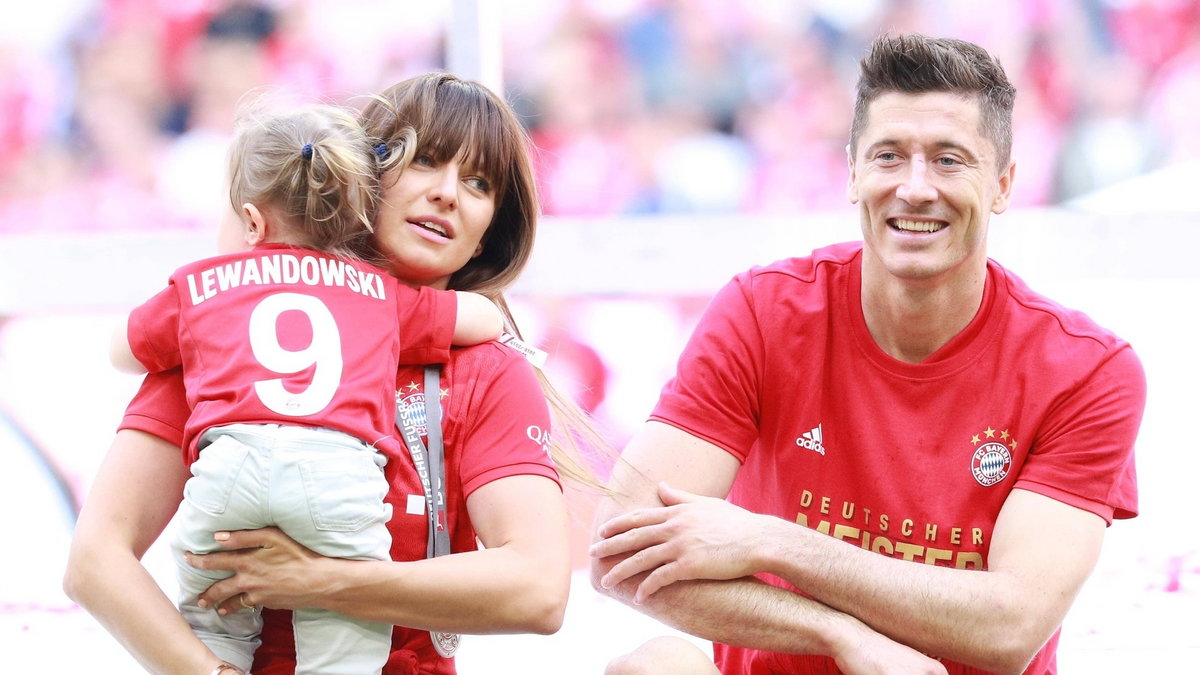 Anna i Robert Lewandowscy z córką Klarą