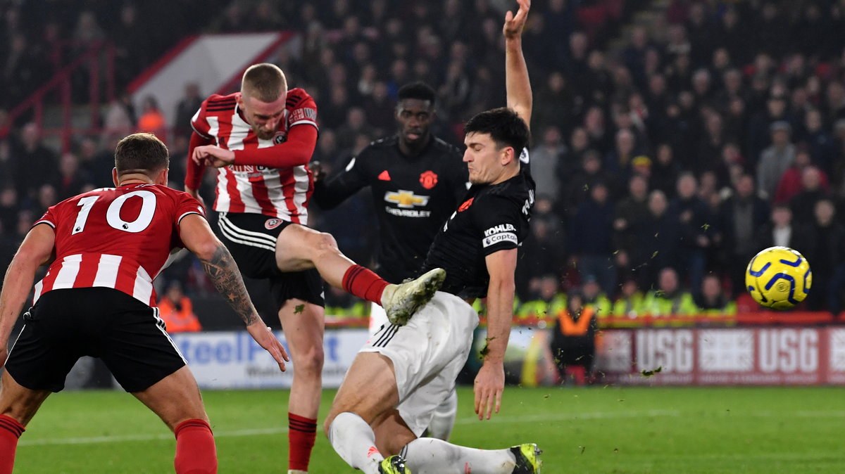 W ten sposób Oliver McBurnie (obok interweniuje Harry Maguire) zdobył bramkę na 3:3 w meczu Sheffield United - Manchester United