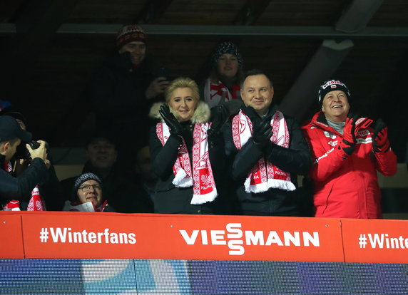 18b17190 - SKOKI NARCIARSKIE PŚ W WIŚLE KONKURS DRUŻYNOWY (Prezydent RP Andrzej Duda z małżonkš Agatš Kornhauser Dudš prezes PZN Apoloniusz Tajner)