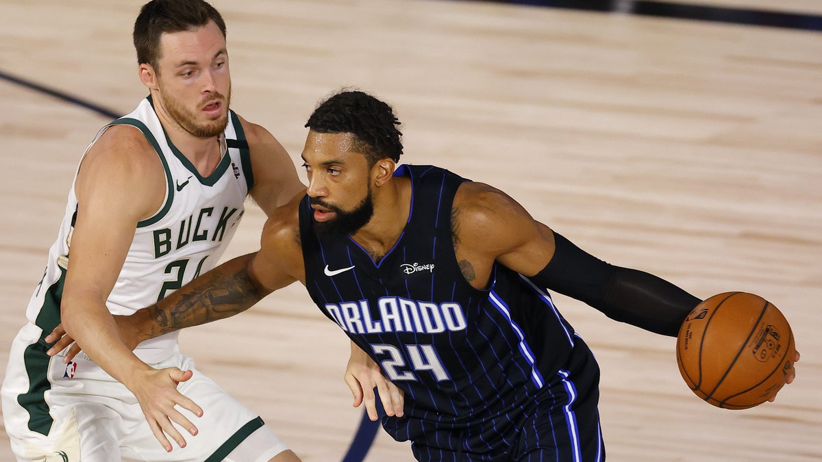 Khem Birch z Orlando Magic i Pat Connaughton z Milwaukee Bucks