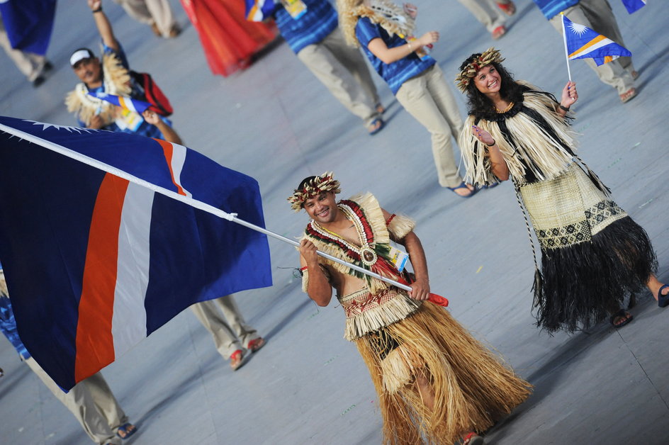 Waylon Muller niesie flagę Wysp Marshalla w czasie ceremonii otwarcia igrzysk olimpijskich w Pekinie