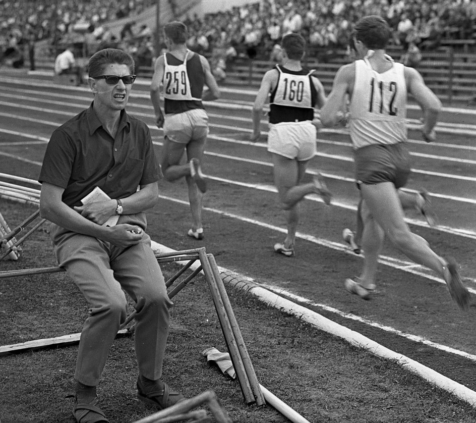 1962 rok. Zawody na stadionie warszawskiej Legii. To były początki trenerskiej kariery Zbigniewa Orywała. (fot. Janusz Szewiński)