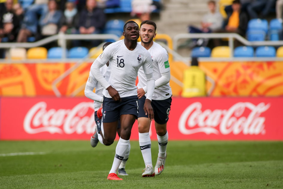 Francuzi w pierwszym meczu pokonali Arabię Saudyjską 2:0 po golach Youssoufa Fofany (z lewej) i Amine'a Gouiriego (z prawej).