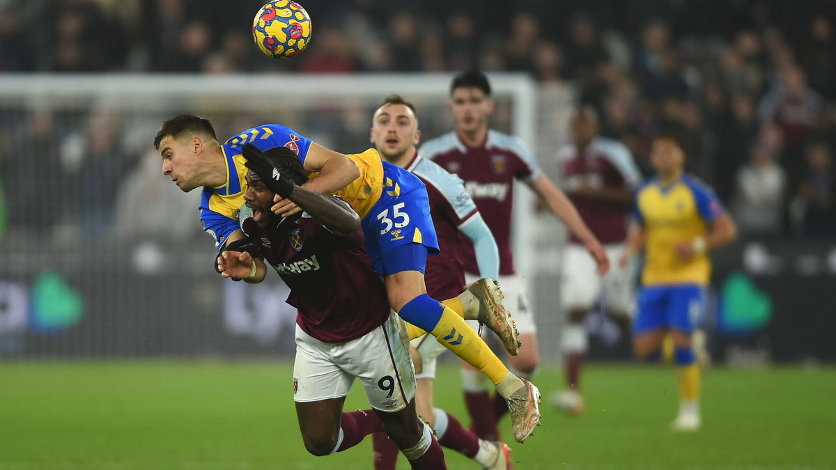 Jan Bednarek (Southampton) i Michail Antonio (West Ham)