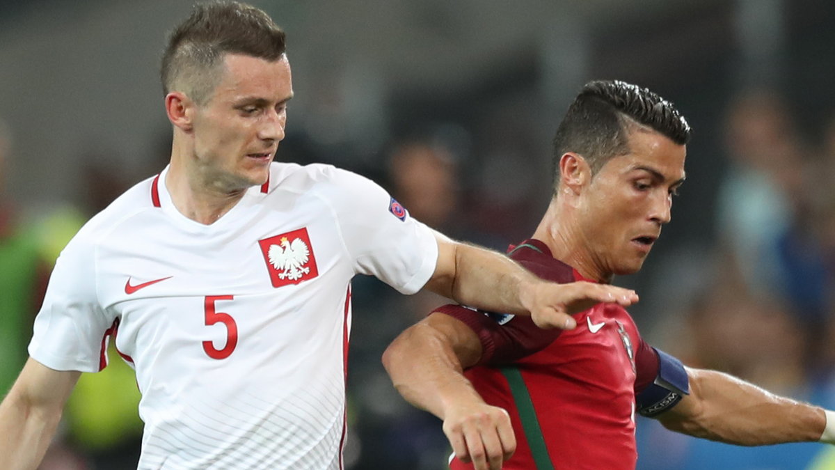Krzysztof Mączyński w meczu z Portugalią, w pojedynku z Cristiano Ronaldo