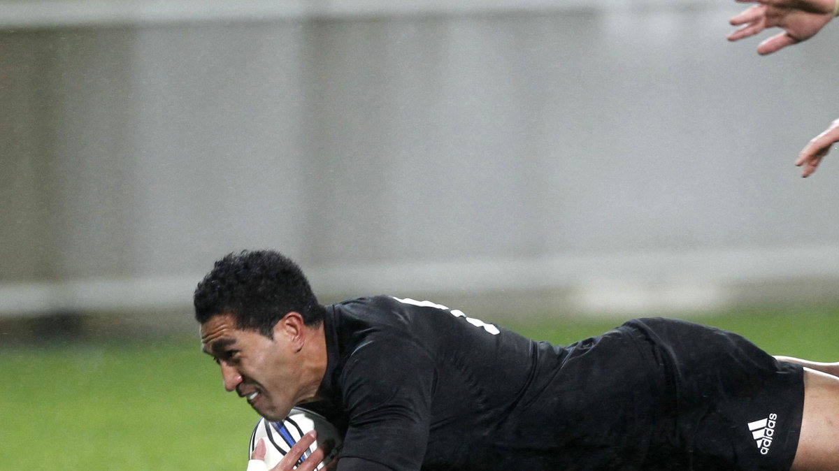 Mils Muliaina zdobywa przyłożenie dla All Blacks