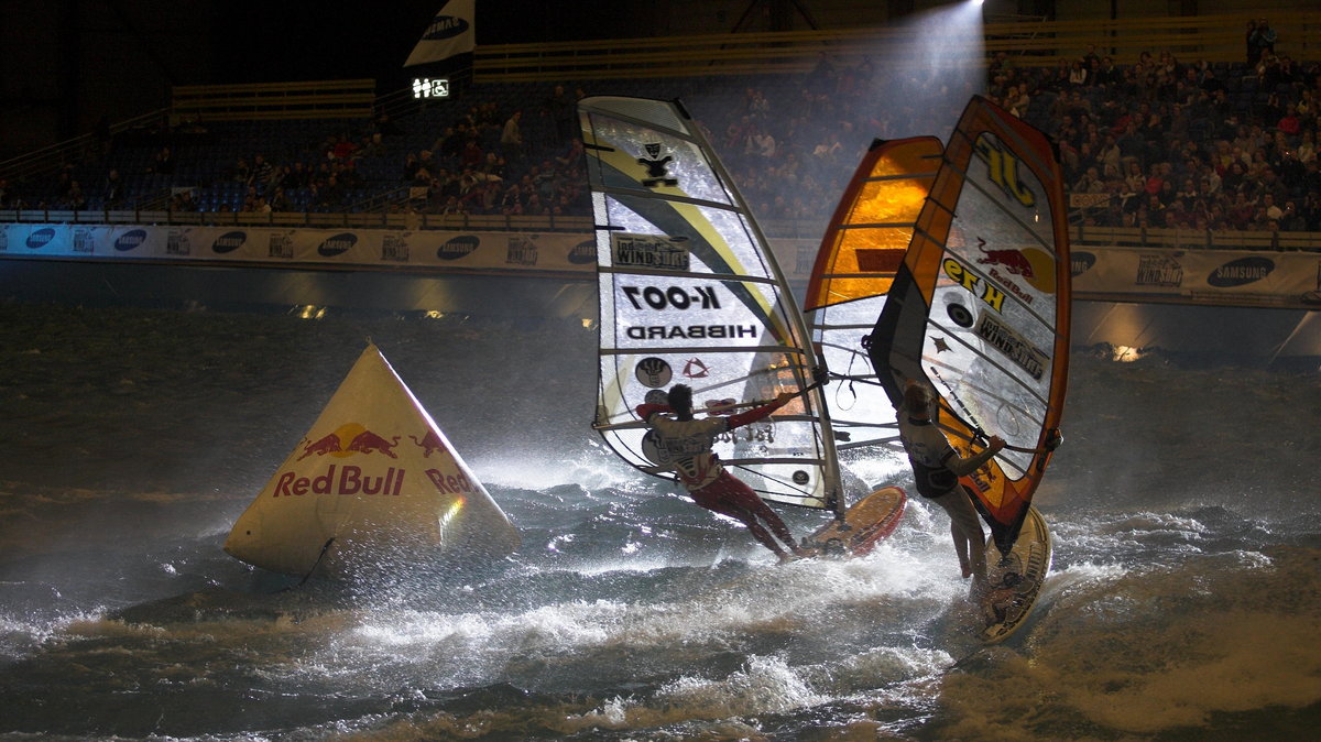 Oprócz wody i zawodników do windsurfingu – jak sama nazwa wskazuje – potrzebny jest także wiatr. Skąd jednak wziąć wiatr w stadionowej niecce? To proste – wystarczy ustawić... wiatraki