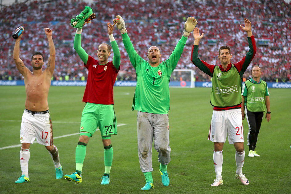 Peter Gulacsi (drugi z lewej) i Gabor Kiraly (drugi z prawej) cieszą się z remisu 1:1 z Islandią na Euro 2016