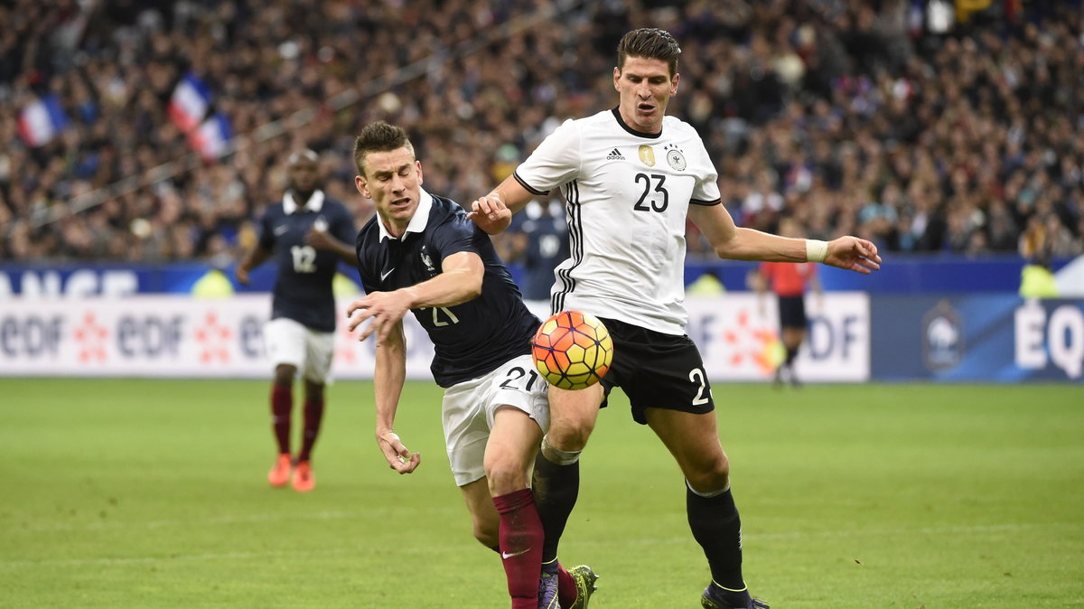 Laurent Koscielny (L) i Mario Gomez