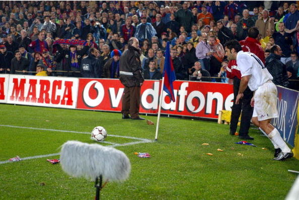 Luis Figo obrzucany przedmiotami z trybun na Camp Nou (23 listopada 2002)