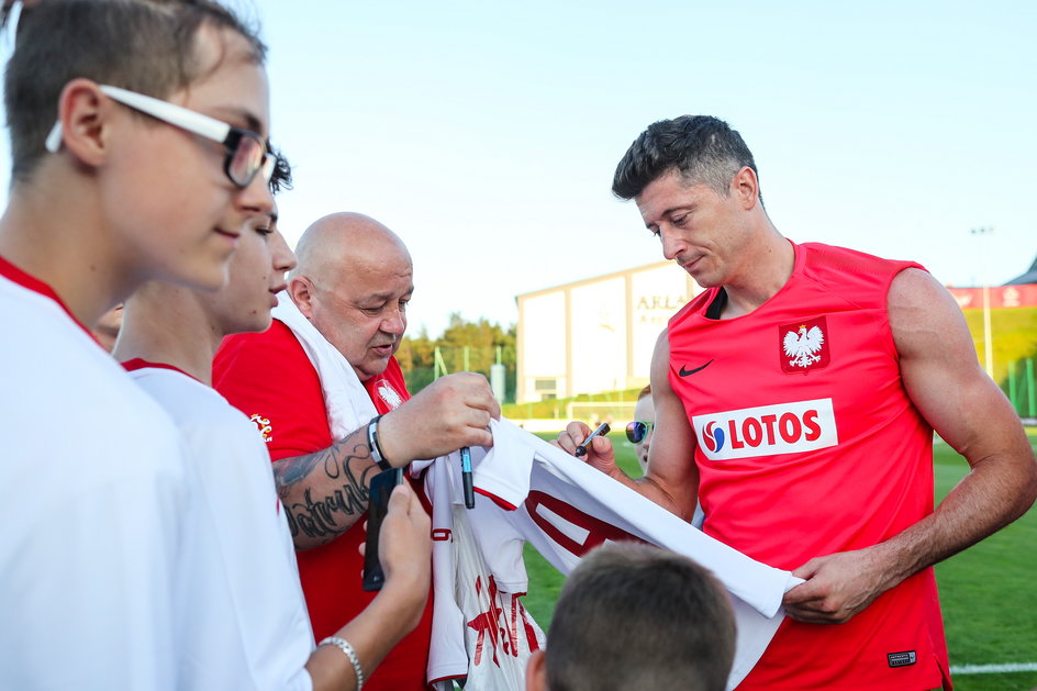 Robert Lewandowski po treningu chętnie spotkał się z młodymi kibicami.