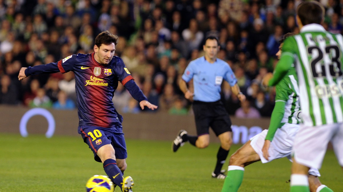 Lionel Messi (L)