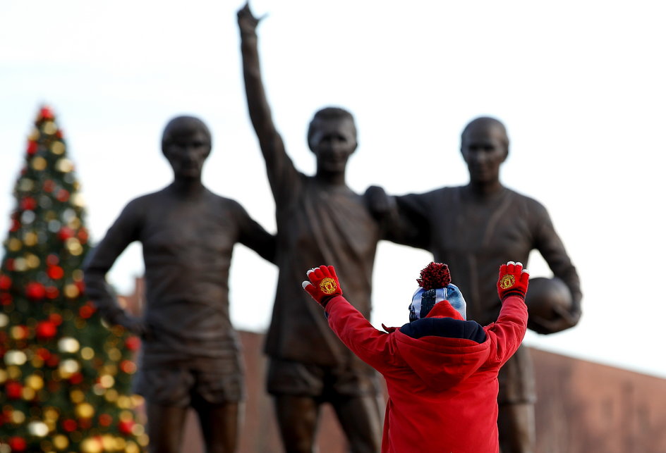 Pomnik George'a Besta, Denisa Lawa i Bobby'ego Charltona przez Old Trafford