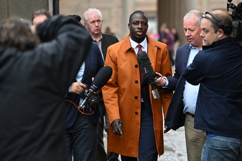 Benjamin Mendy chwilę po wyjściu z sądu, gdy został uniewinniony z ostatnich zarzutów