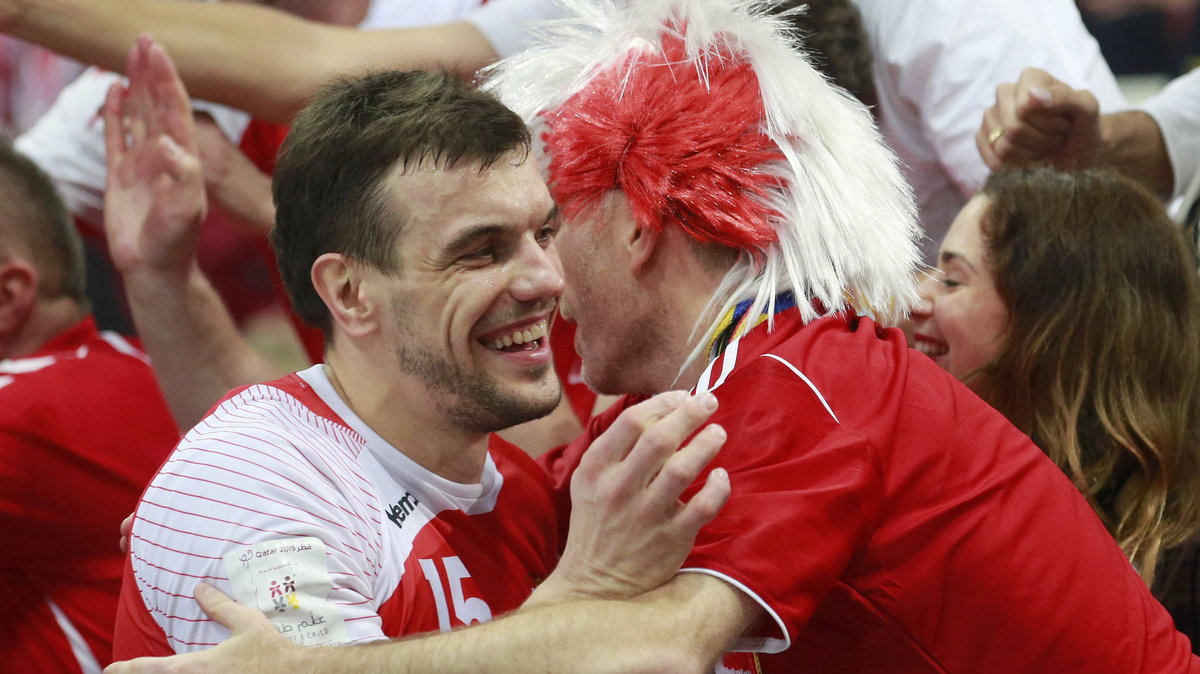 Michał Jurecki (L) w objęciach polskich fanów